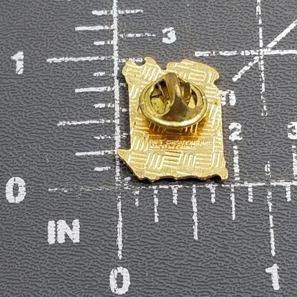 Hard Rock Cafe Give Kids The World Collectible Employee Stuff Pin Even Advertise - Picture 3 of 4